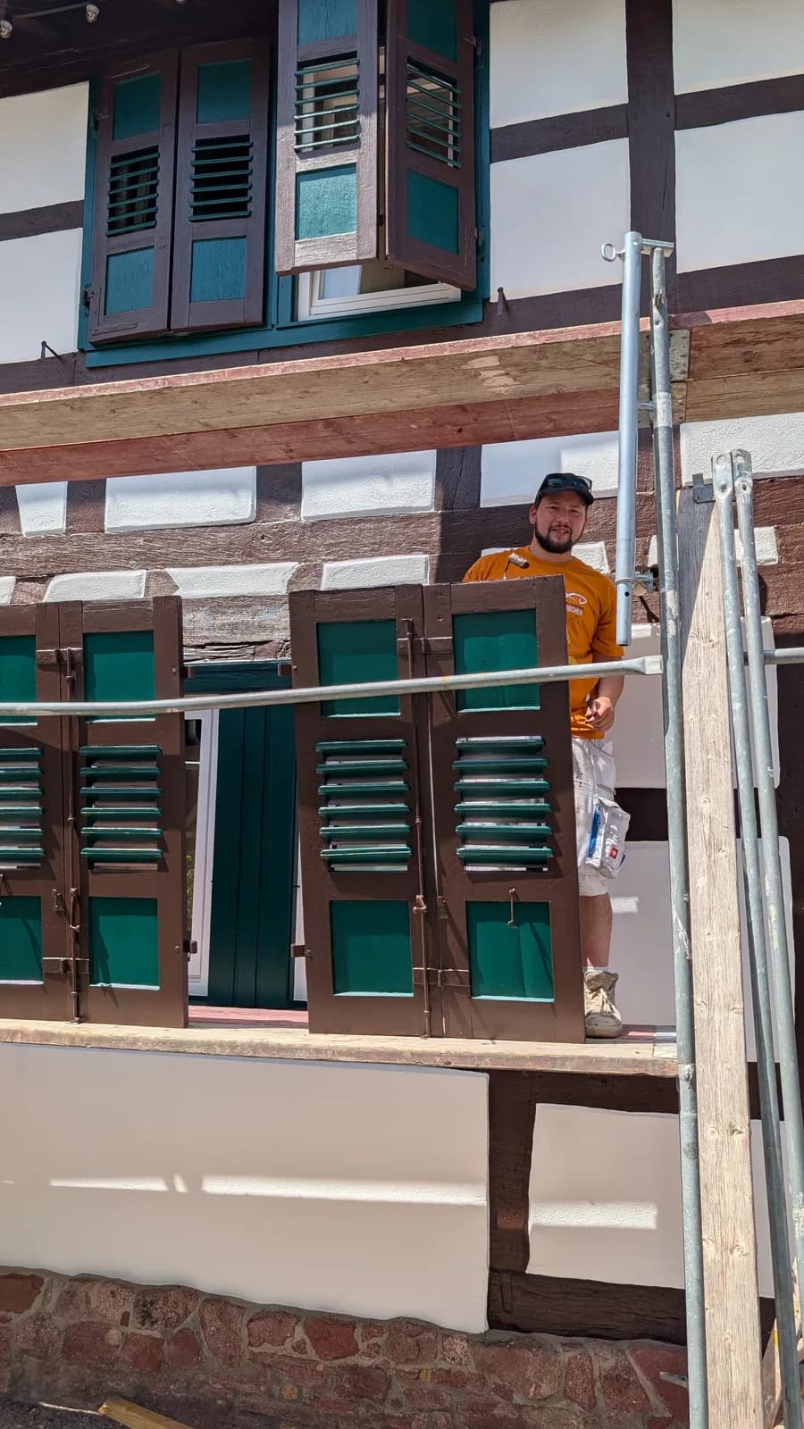 Saniertes Fachwerkhaus mit frisch gestrichenen Fensterläden