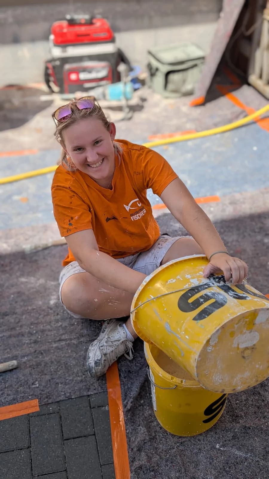 Malerin von Malerbetrieb Fischer bei der Arbeit auf einer Baustelle